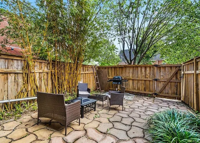 Holiday home Hip & Vibrant Townhome Near Downtown With Private Patio Grill Ac And Wifi