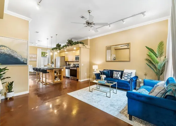 Hip & Vibrant Townhome Near Downtown With Private Patio Grill Ac And Wifi *