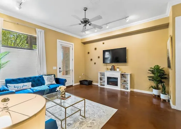 Hip & Vibrant Townhome Near Downtown With Private Patio Grill Ac And Wifi
