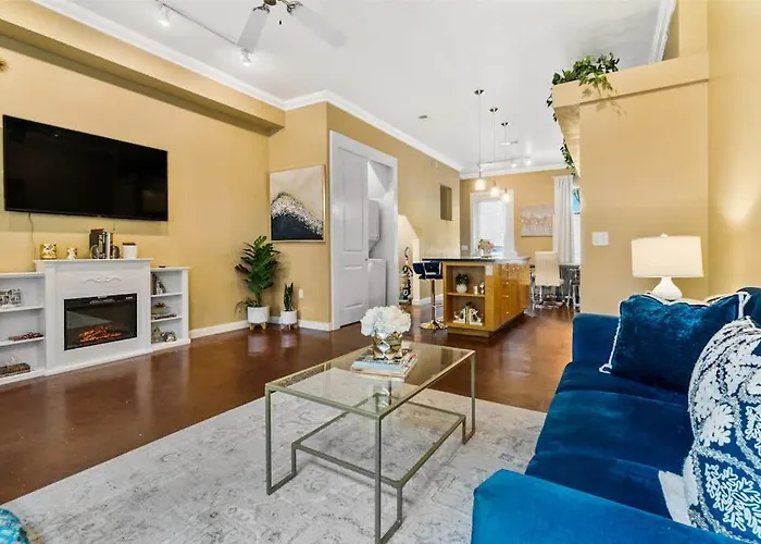 Hip & Vibrant Townhome Near Downtown With Private Patio Grill Ac And Wifi *