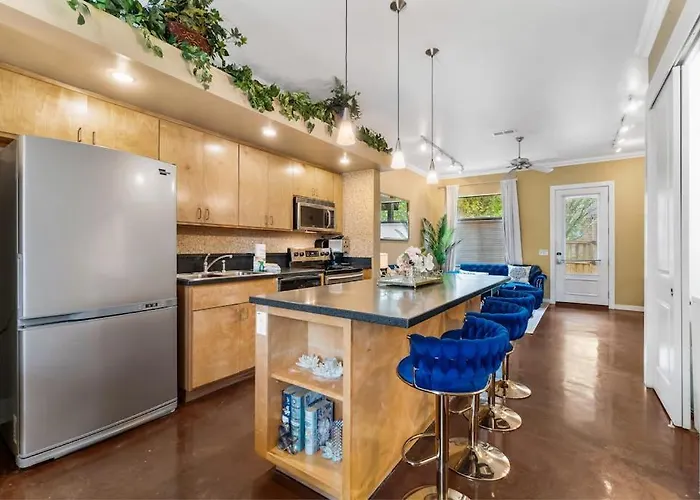 Holiday home Hip & Vibrant Townhome Near Downtown With Private Patio Grill Ac And Wifi Pensacola