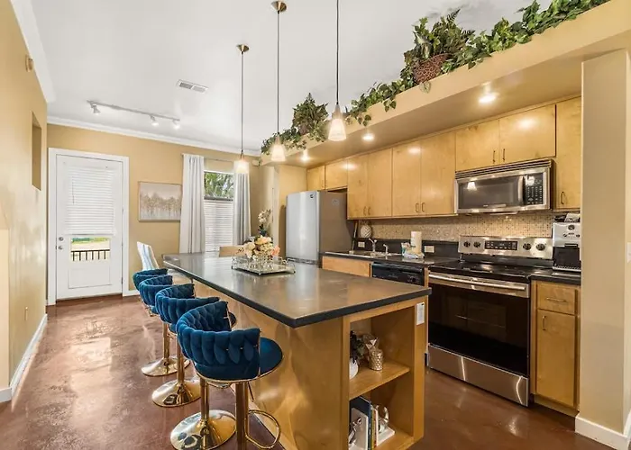 Hip & Vibrant Townhome Near Downtown With Private Patio Grill Ac And Wifi * Pensacola