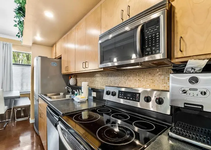Hip & Vibrant Townhome Near Downtown With Private Patio Grill Ac And Wifi