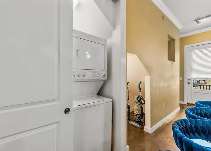 Hip & Vibrant Townhome Near Downtown With Private Patio Grill Ac And Wifi