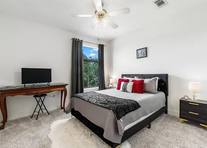 Holiday home Hip & Vibrant Townhome Near Downtown With Private Patio Grill Ac And Wifi