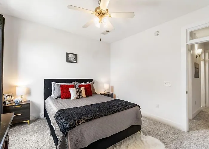 Hip & Vibrant Townhome Near Downtown With Private Patio Grill Ac And Wifi *