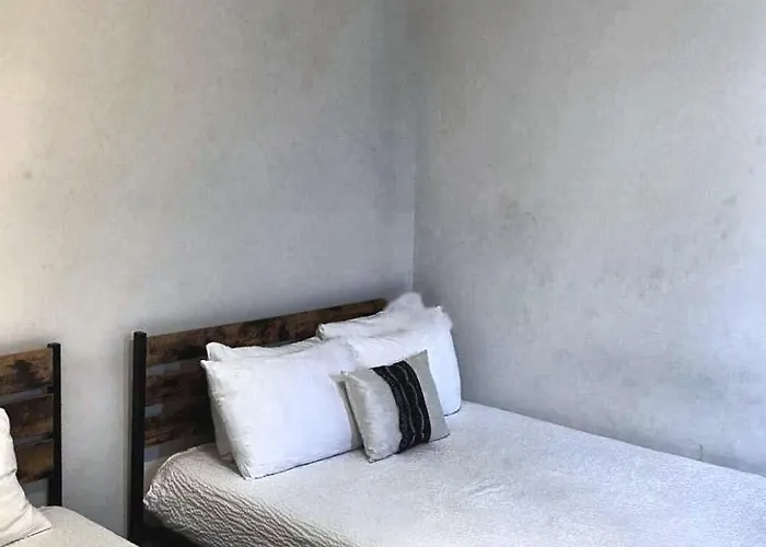 Hip & Vibrant Townhome Near Downtown With Private Patio Grill Ac And Wifi *