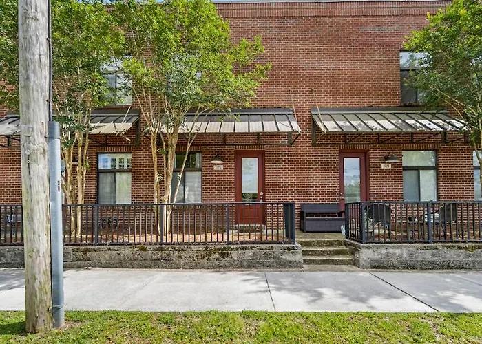 Hip & Vibrant Townhome Near Downtown With Private Patio Grill Ac And Wifi