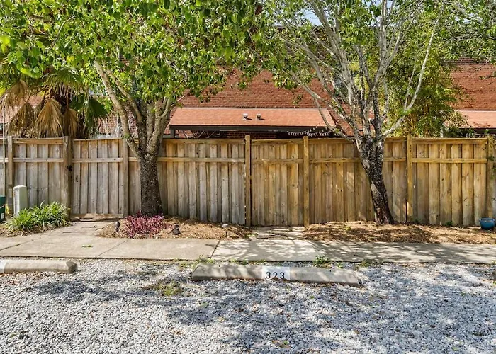 Holiday home Hip & Vibrant Townhome Near Downtown With Private Patio Grill Ac And Wifi *